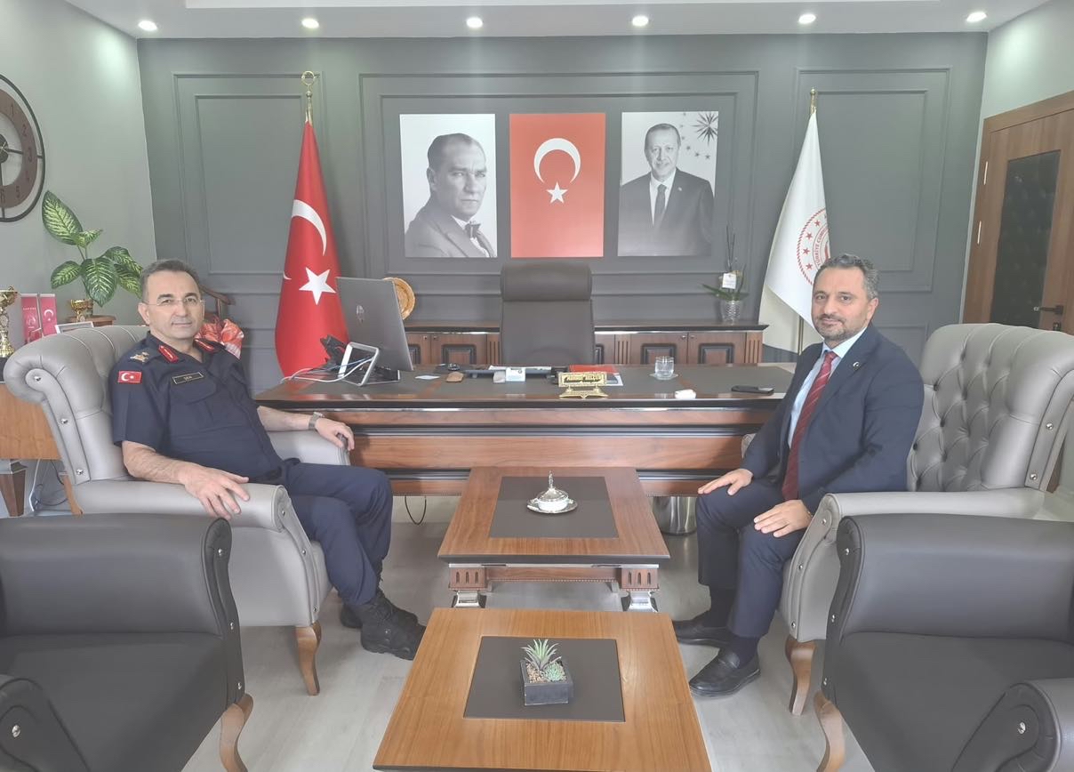 Muğla İl Jandarma Komutanı Tuğgeneral Adem ŞEN, İl Müdürümüz Mahmut SELÇUK’u makamında ziyaret etti. 