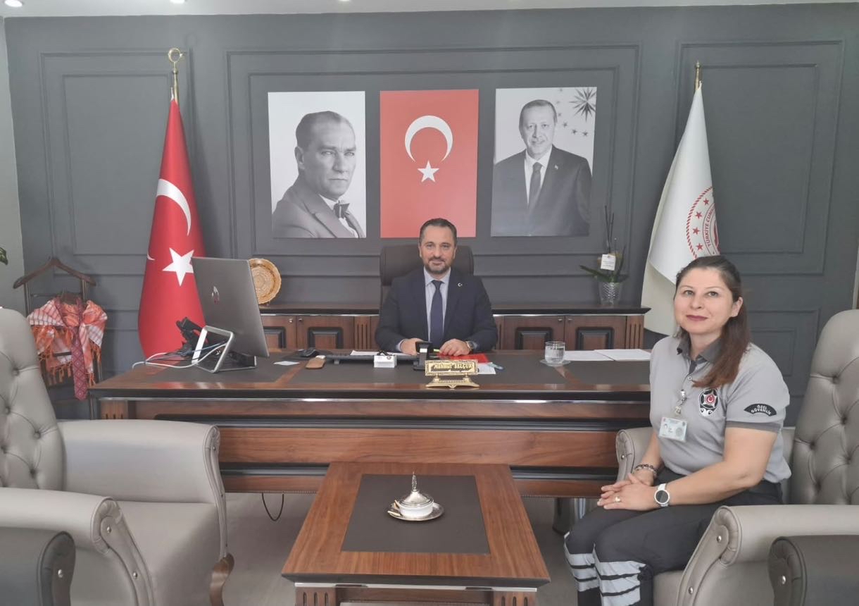 Öz Büro-İş Sendikası Aile ve Sosyal Hizmetler Muğla İli İşyeri Temsilcisi Cemile CANBAKIŞ, İl Müdürümüz Mahmut SELÇUK’u makamında ziyaret etti.