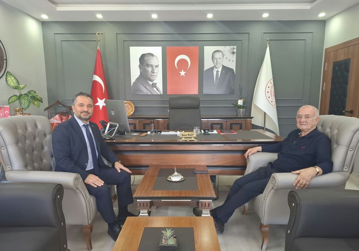 1996-2011 yılları arasında Muğla Aile ve Sosyal Hizmetler İl Müdürlüğü görevini yürüten Hüseyin ALPARSLAN, İl Müdürümüz Mahmut SELÇUK’u makamında ziyaret etti.