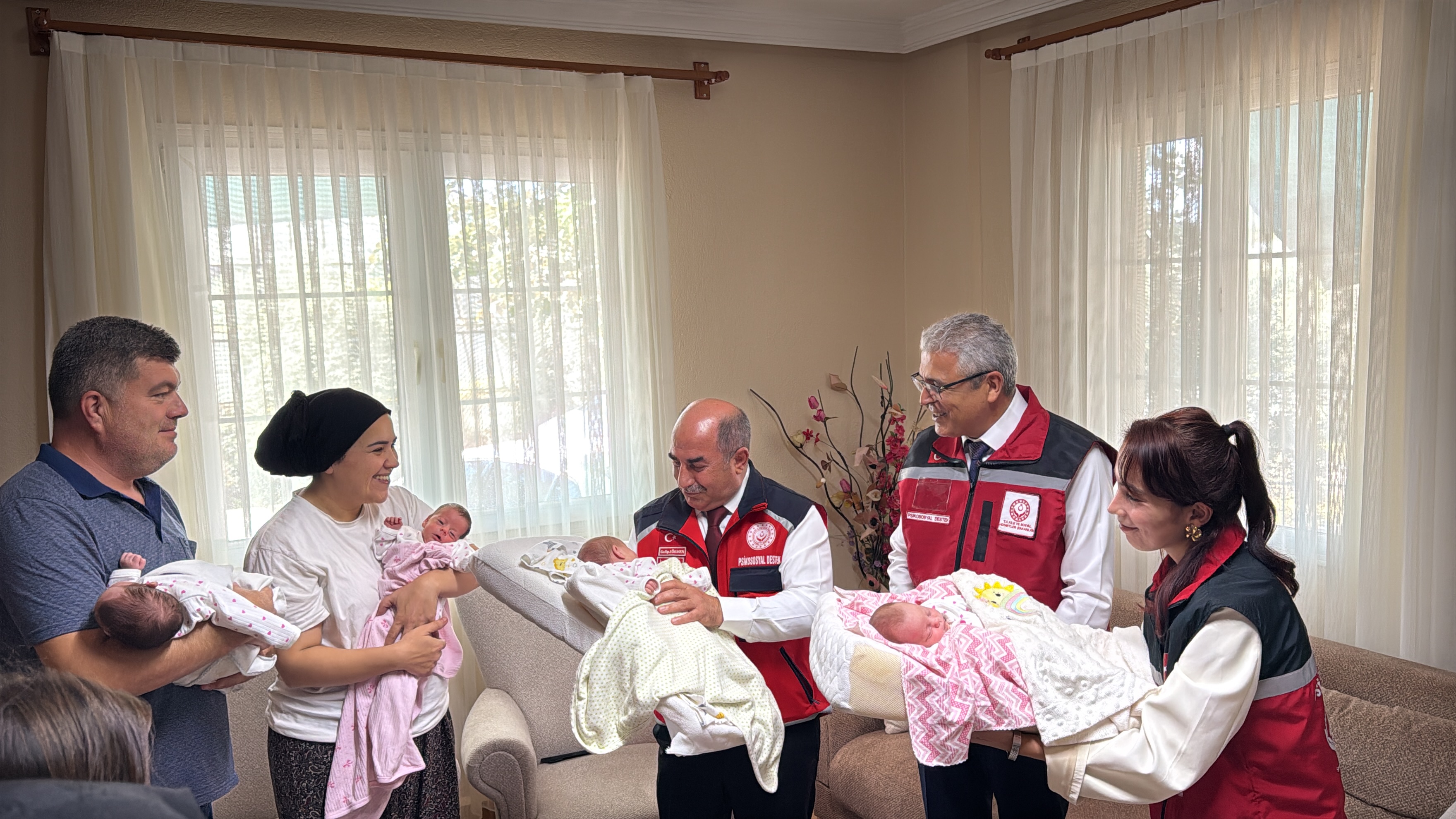 İl Müdürümüz Galip Sökmen, Dördüz Bebekleri Dünyaya Gelen Çörüt Ailesini Ziyaret Etti