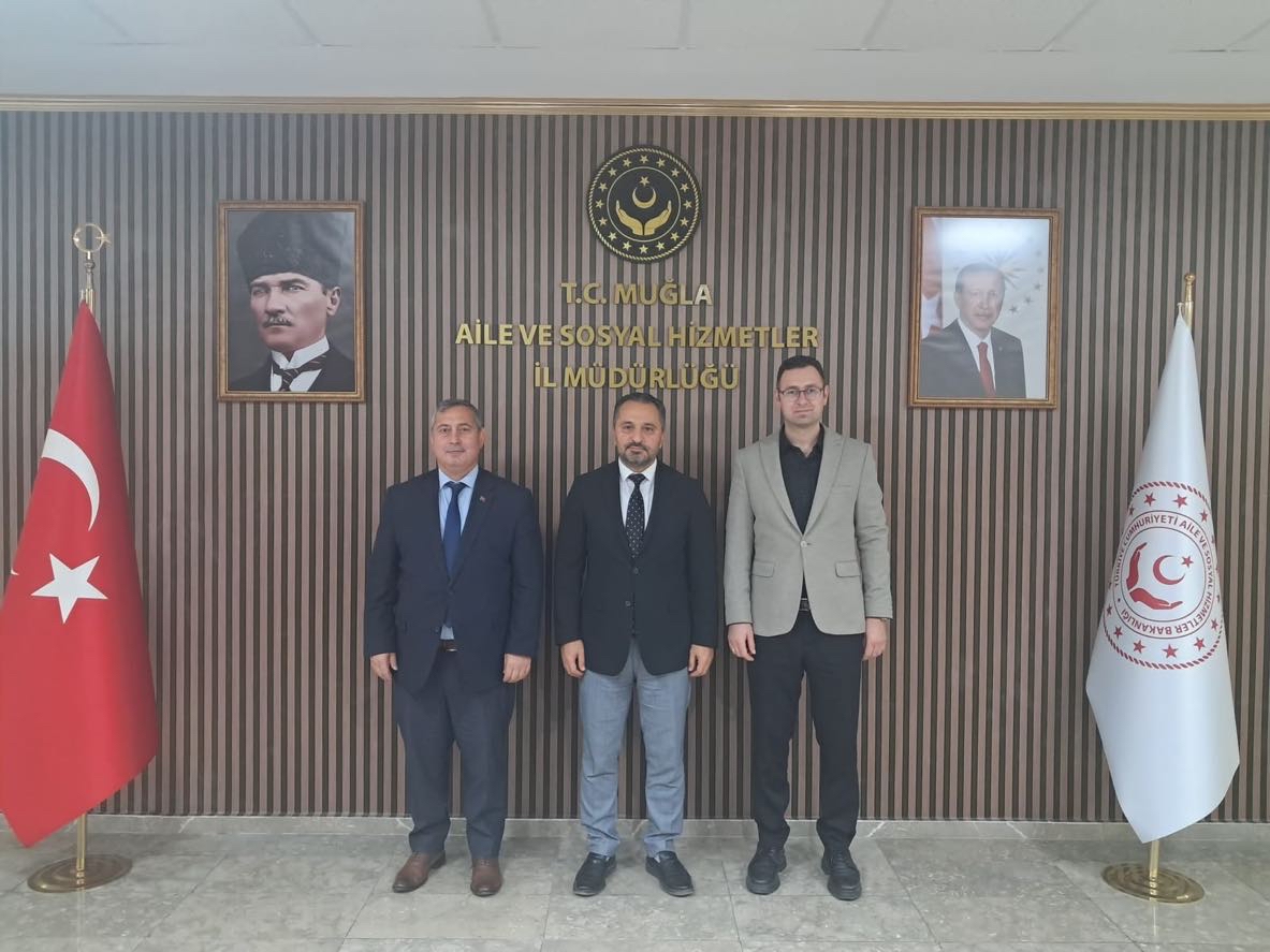 Muğla Menteşe Gençlik ve Spor İlçe Müdürü Yavuz KARAHASANOĞLU ile Muğla Uluslararası Gençlik Merkezi Müdürü Muhammed ÜLGEN, İl Müdürümüz Mahmut SELÇUK’u makamında ziyaret etti. 