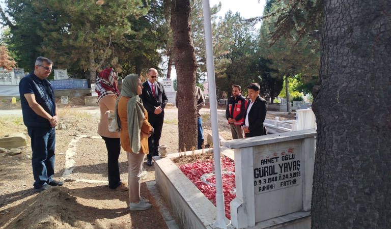 Şehit İtfaiye Eri Gürol YAVAŞ Sene-i Devriyesinde Kabri Başında Dualarla Anıldı. 