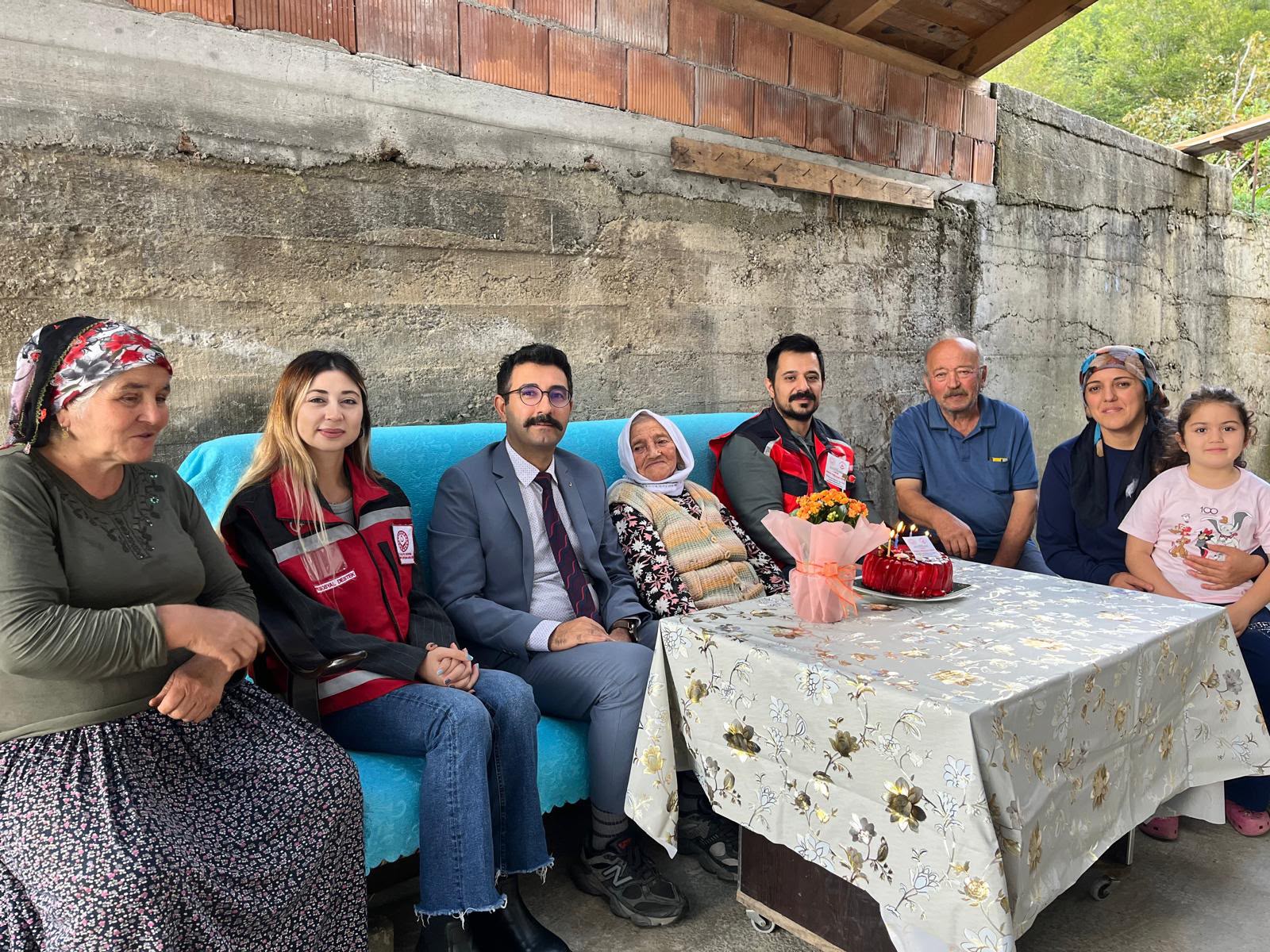 1 Ekim Dünya Yaşlılar Günü münasebetiyle 110 yaşındaki İpek YILDIZ Teyzemize bir ziyaret gerçekleştirilmiştir.