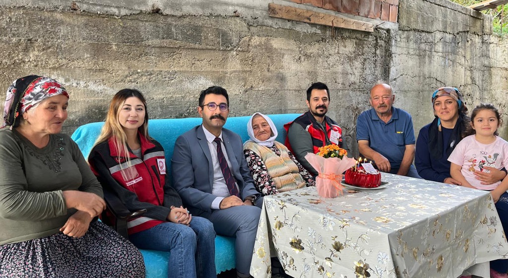 1 Ekim Dünya Yaşlılar Günü münasebetiyle 110 yaşındaki İpek YILDIZ Teyzemize bir ziyaret gerçekleştirilmiştir.