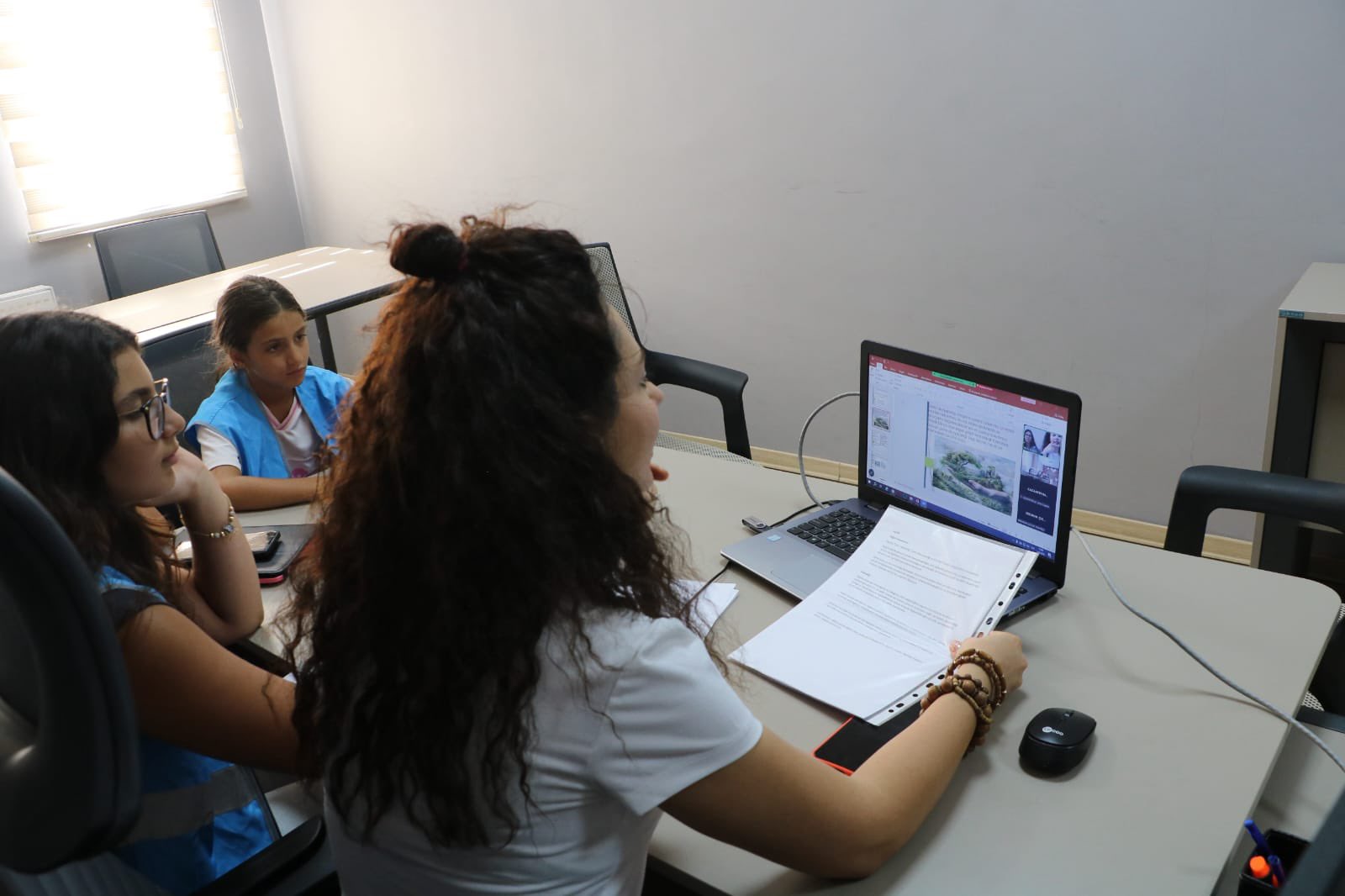 COP31 (Birleşmiş Milletler İklim Değişikliği 31. Taraflar Konferansı) kapsamında, mentor ve mentee illerin katılımıyla Diyarbakır Çocuk Hakları Birimimizin koordinatörlüğünde çevrim içi Zoom toplantısı gerçekleştirildi.  Toplantıda çevre duyarlılığı, iklim okuryazarlığı ve Sıfır Atık konularında değerlendirmelerde bulunularak iyi uygulama örnekleri paylaşıldı. Çocuk hakları perspektifiyle çevrenin korunmasının önemi vurgulandı.