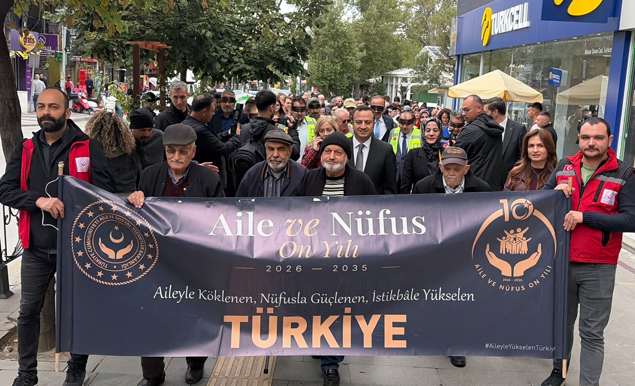 1 Ekim Dünya Yaşlılar Günü kapsamında, tüm Türkiye’de eş zamanlı gerçekleştirilen farkındalık yürüyüşü Isparta’da Valimiz Sayın Abdullah Erin’in katılımıyla gerçekleştirildi.