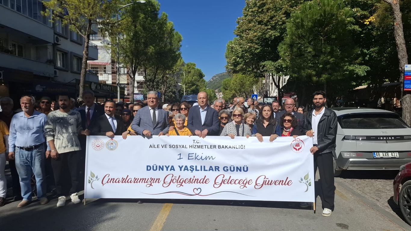 Muğla’da 1 Ekim Dünya Yaşlılar Günü Yürüyüşü Gerçekleştirildi 1 Ekim Dünya Yaşlılar Günü kapsamında, yaşlı bireylerin toplumsal hayata aktif katılımlarına dikkat çekmek, aktif, sağlıklı ve onurlu yaşlanma konusunda farkındalık oluşturmak ve kuşaklararası dayanışmayı güçlendirmek amacıyla 81 ilde eş zamanlı gerçekleştirilen “1 Ekim Dünya Yaşlılar Günü Yürüyüşü” Muğla’da da düzenlendi. 