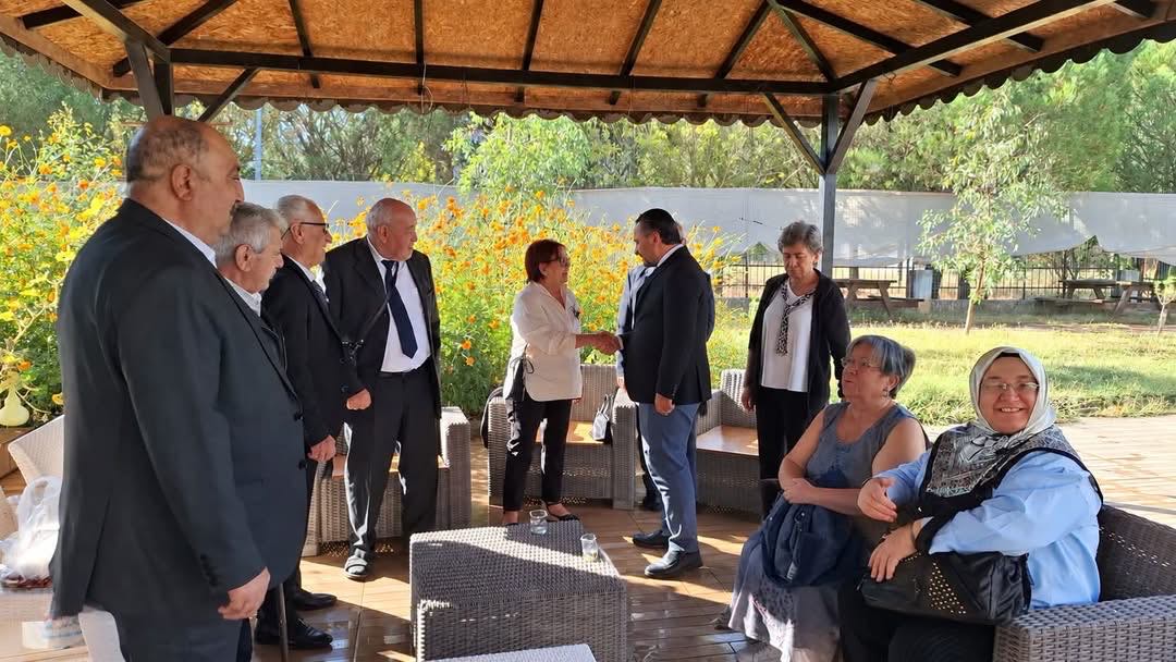 Muğla’da 1 Ekim Dünya Yaşlılar Günü Huzurevinde Kutlandı 1 Ekim Dünya Yaşlılar Günü kapsamında, Abide Hasan Nuri Öncüer Huzurevinde anlamlı bir program gerçekleştirildi. Muğla Vali Yardımcılarımız Sayın Murat SARI ve Sayın Ahmet Ferhat ÖZEN ile İl Müdürümüz Sayın Mahmut SELÇUK, Abide Hasan Nuri Öncüer Huzurevinde kalan yaşlılarımızı ziyaret ederek 1 Ekim Dünya Yaşlılar Günü’nü kutladı. Gerçekleştirilen ziyarette huzurevi sakinlerimizle bir araya gelen Vali Yardımcılarımız ve İl Müdürümüz, büyükl