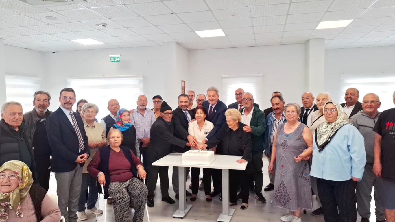 İl Müdürümüz Mahmut SELÇUK, 1 Ekim Dünya Yaşlılar Günü kapsamında, Suat Dereli Huzurevi’nde yürütülen güçlendirme çalışmaları nedeniyle geçici olarak Hasan Özcan Huzurevi’ne yerleştirilen huzurevi sakinlerini ziyaret etti.