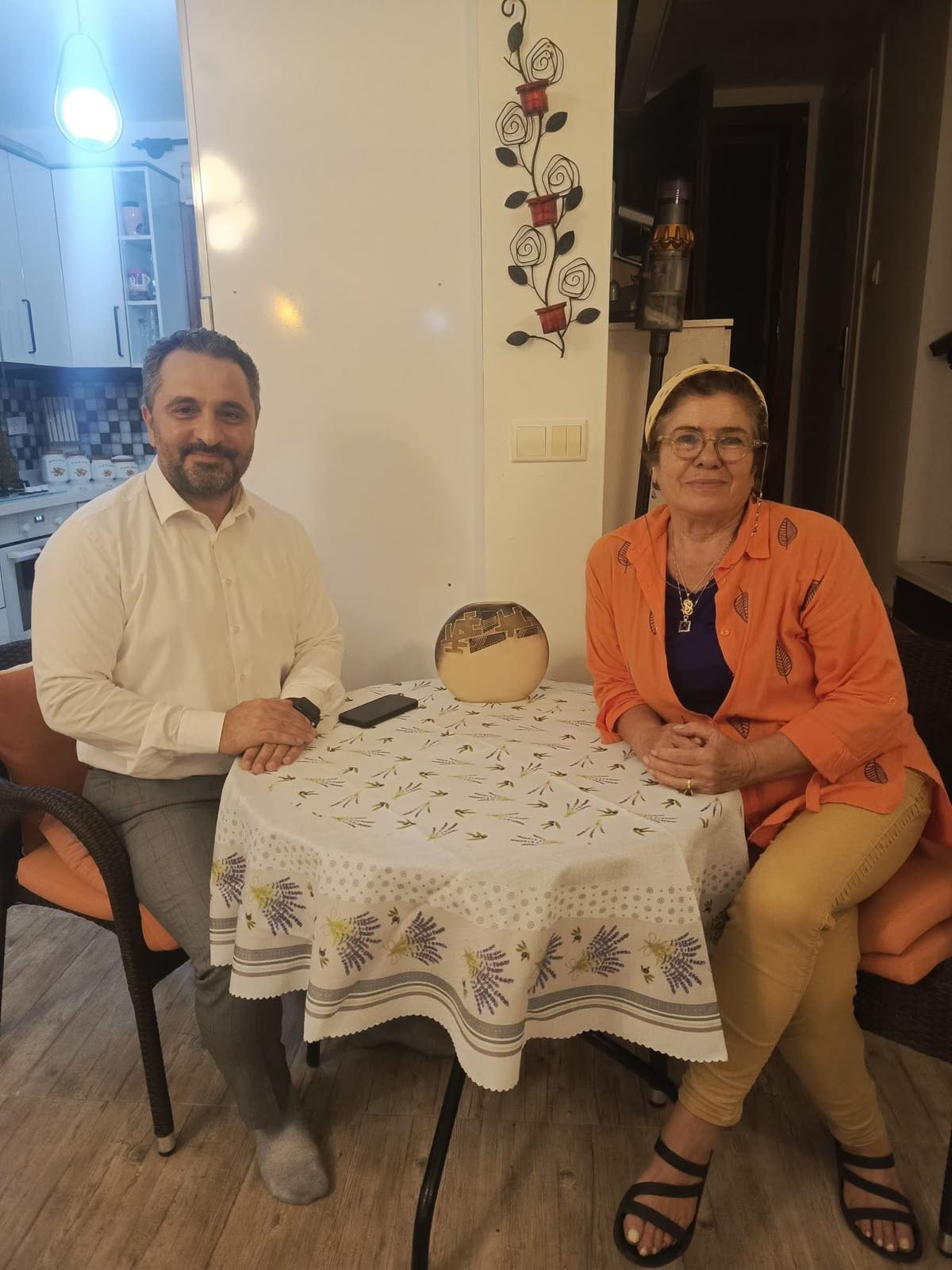 İl Müdürümüz Mahmut SELÇUK, 1 Ekim Dünya Yaşlılar Günü dolayısıyla emekli öğretmenimiz Saniye BEŞE’yi İl Evi’nde ziyaret etti. 