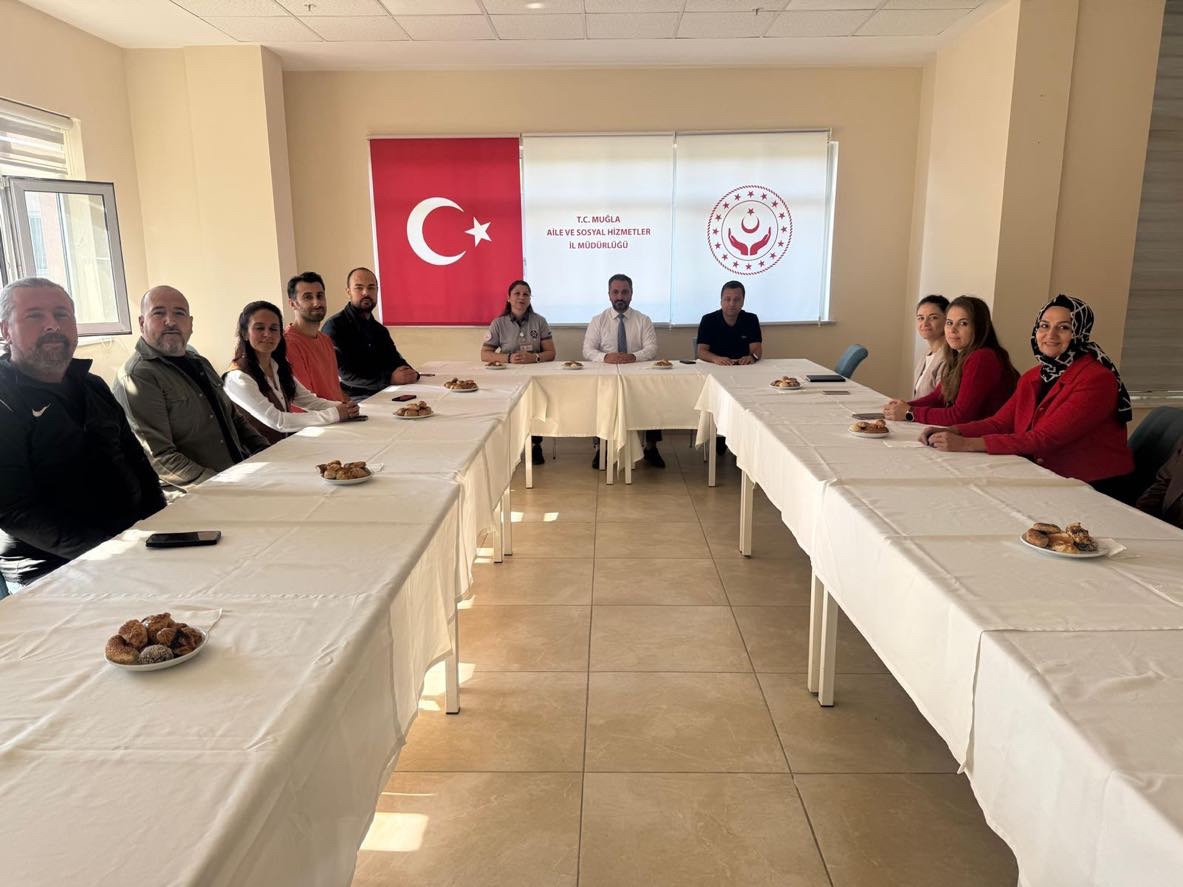 İl Müdürümüz Mahmut SELÇUK, Muğla Aile ve Sosyal Hizmetler İl Müdürlüğümüz ile Menteşe Sosyal Hizmet Merkezi Müdürlüğümüz bünyesinde 10 No’lu İş Kolunda görev yapan personelimizle bir araya geldi.