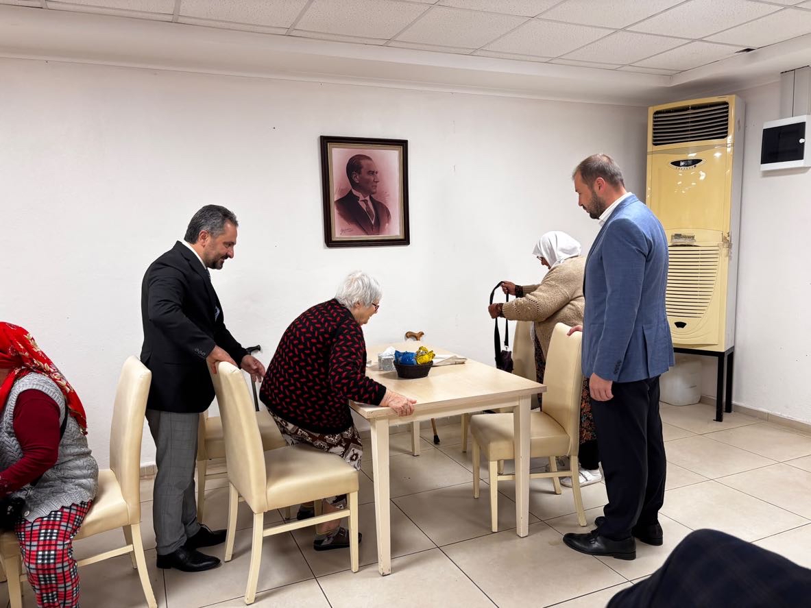 AK Parti Muğla İl Başkanı Sayın Cengizhan GÜNGÖR ve beraberindeki yönetim kurulu üyeleri, Abide Hasan Nuri Öncüer Huzurevimizde hizmet alan kıymetli büyüklerimizi ziyaret etti.