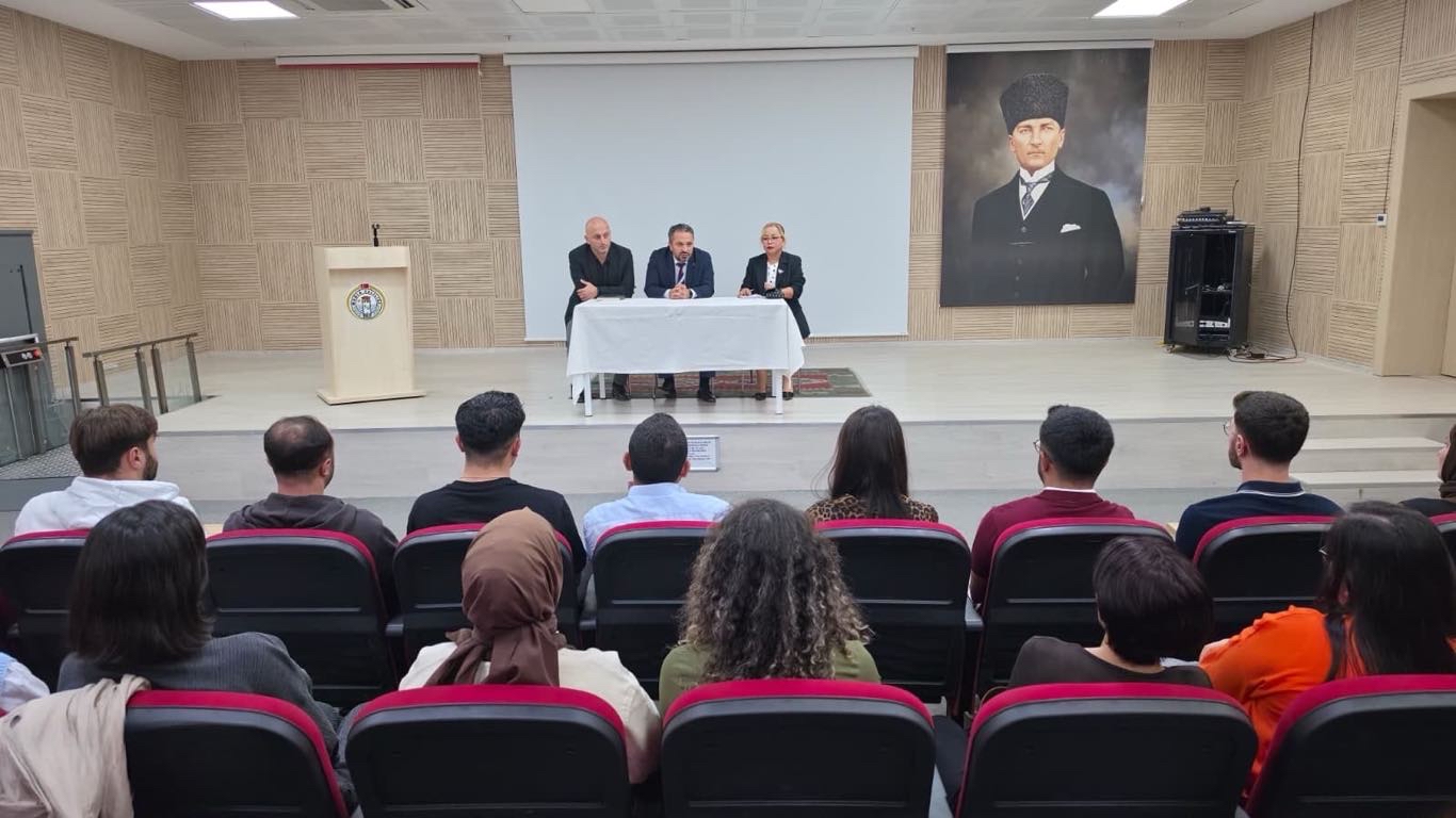 İl Müdürümüz Mahmut SELÇUK, Muğla İlk Kabul ve Menteşe Çocuk Evleri Sitesi Müdürlüğümüzde görev yapan personelimizle bir araya gelerek toplantı gerçekleştirdi.