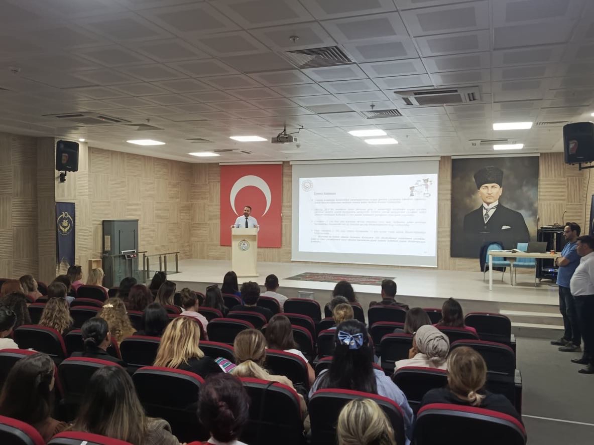 İl Müdürümüz Mahmut SELÇUK, Müdürlüğümüze bağlı olarak faaliyet gösteren Özel Kreş ve Gündüz Bakımevleri kurucuları ve kuruluş müdürleriyle gerçekleştirilen genel değerlendirme toplantısına başkanlık etti.
