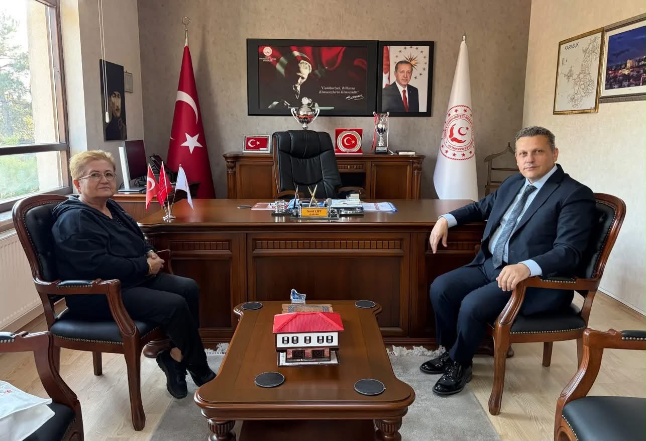  Kahraman Polis Memurumuz Ercan Hırçın’ın kıymetli annesi Reyhan Hırçın, İl Müdürümüz Sayın Sami ÇİFT’i makamında ziyaret ederek iade-i ziyarette bulundu.