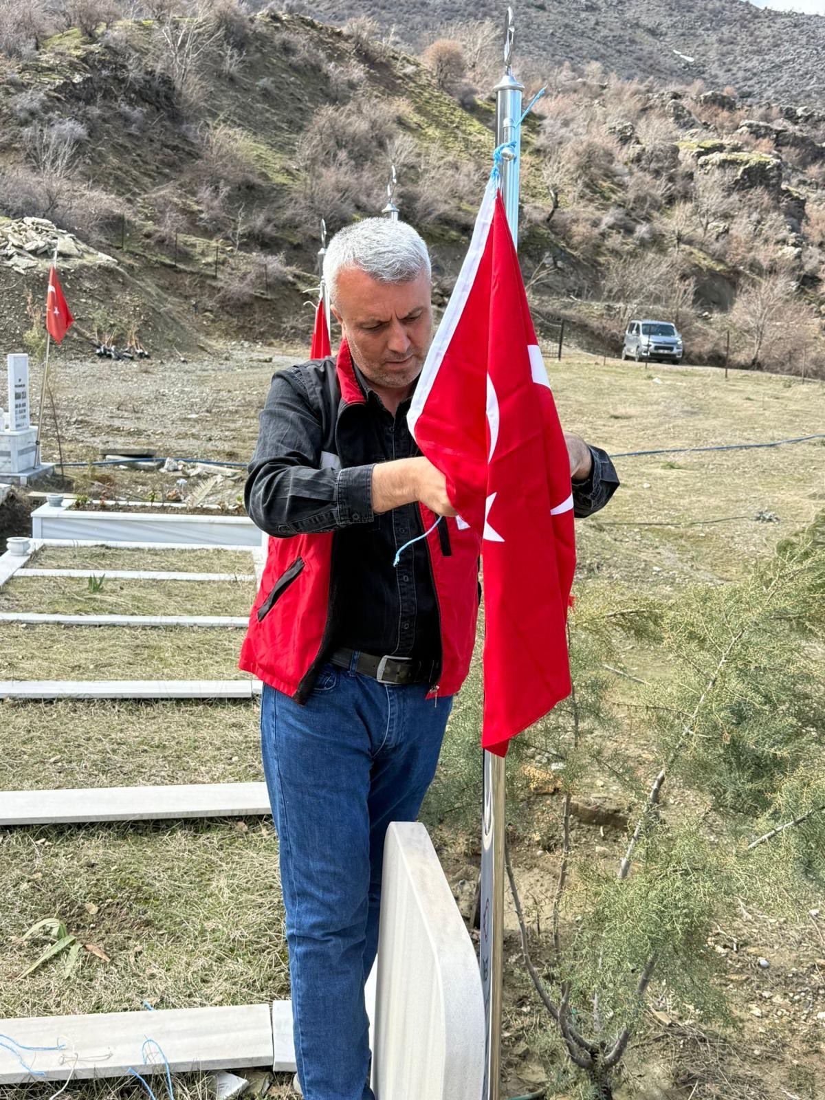 Şehitlerimizin Aziz Hatıralarına Vefa: Kabirlerdeki Bayraklar Yenileniyor