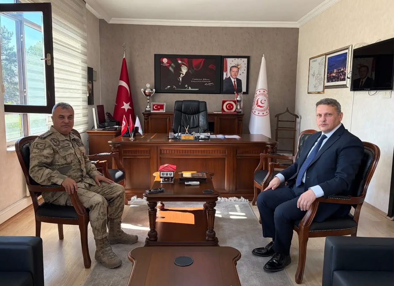 Safranbolu Jandarma Komando Eğitim Merkez Komutanı Ramazan Ünal'dan İl Müdürümüz Sayın Sami ÇİFT’i makamında ziyaret etti.
