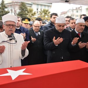 İdlib Şehidi Süleyman Şahin Dualar ve Gözyaşlarıyla Toprağa Verildi - fotoğraf 9