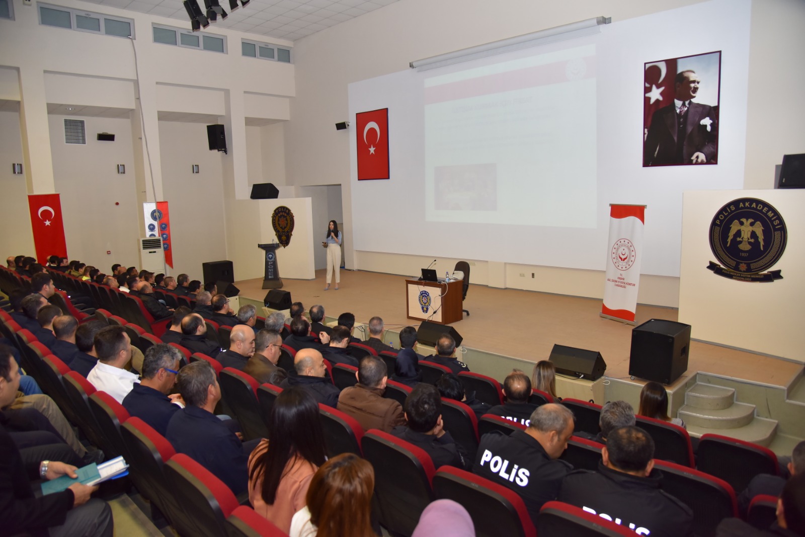 Kırşehir Polis Meslek Eğitim Merkezi Personeline Aile İçi İletişim ve Stresle Baş Etme Eğitimi Verildi.