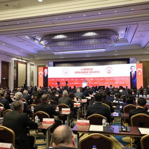 81 İl Müdürümüzün katılımıyla, mevcut faaliyetlerimizi ve önümüzdeki döneme ilişkin hedeflerimizi değerlendireceğimiz İl Müdürleri Değerlendirme Toplantımızın Açılış Programı’nı gerçekleştirdik.  Amacımız attığımız her adımda gönüllere dokunmak, milletimizi devletimizin şefkat eliyle buluşturmak ve kimseyi geride bırakmamaktır.  Kıymetli mesai arkadaşlarımıza özverili çalışmaları için teşekkür ediyor, şimdiden toplantımızın ülkemize ve milletimize hayırlı olmasını diliyorum. - fotoğraf 1