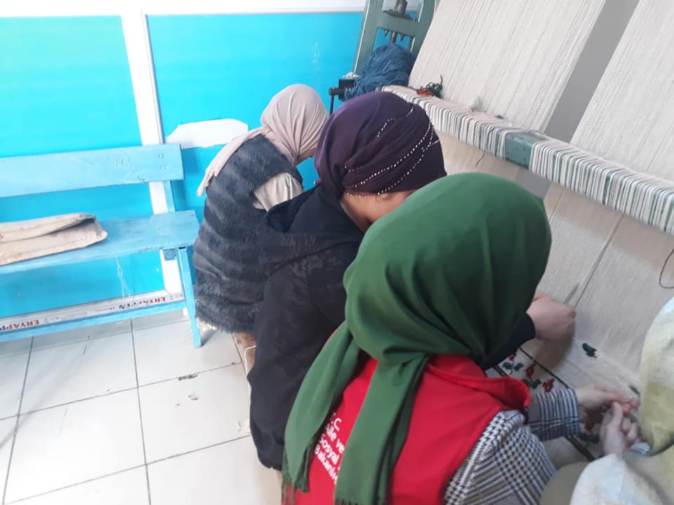 Müdürlüğümüz tarafından ADEM kursiyerlerine yönelik düzenlenen psikososyal destek hizmetleri ile kadınların mesleki ve teknik edinimlerini sağlamanın yanı sıra sosyal hayata entegresyonlarını kolaylaştırmak amaçlanmaktadır