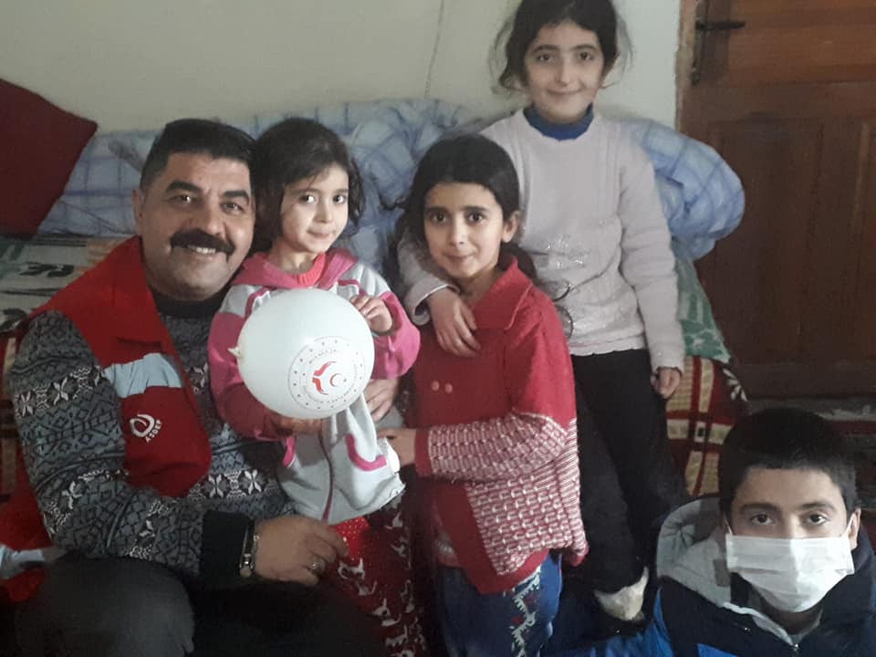 Personellerimiz uzak yakın ayırt etmeksizin kapı kapı dolaşarak dezavantajlı insanları tespit etmeye yönelik çalışmalarına devam ediyor