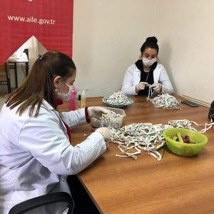 Sosyal Hizmet Merkezleri Ek Birimlerinde Maske Üretimine Geçildi - fotoğraf 1