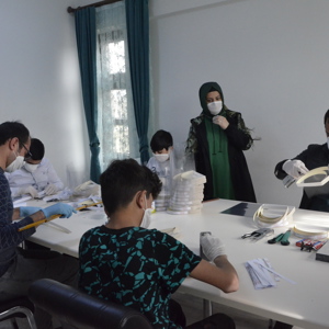 Koruma altındaki çocuklar siperli maske üretiyor - fotoğraf 2