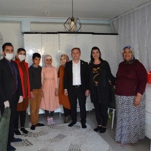 16 Çocuğa Çocuk Odası Takımı ve Bilgisayar Hediye Edildi - fotoğraf 1
