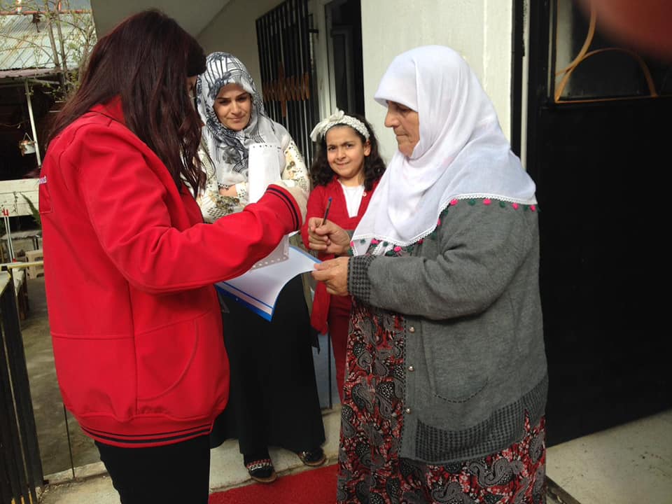 Müdürlüğümüzce görevlendirilen Vefa Sosyal Destek Gruplarımız 65 yaş üstü veya kronik rahatsızlığı bulunan vatandaşlarımızın ihtiyaçlarını karşılamak üzere çalışmaya devam ediyor