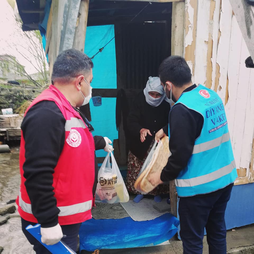 Vefa Sosyal Destek Gruplarımız bereketli Ramazan günlerinde de 65 yaş üstü büyüklerimiz ve kronik rahatsızlığı bulunan vatandaşlarımıza hizmet etmeye devam ediyor