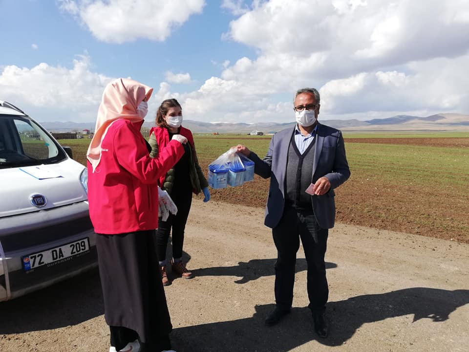 Evlerinden çıkamayan 65 yaş üstü ve kronik rahatsızlığı bulunan vatandaşlarımıza hizmet götürmeye devam ediyoruz