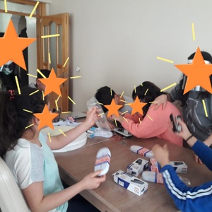 Çocuk Evlerinde Kalan Çocuklarımız "Yüz Koruyucu Siperlik Maske" Yaptılar - fotoğraf 2