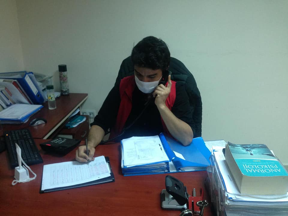 Personellerimiz evlerinden çıkamayan vatandaşlarımıza ihtiyaçları konusunda yardımcı olmaya devam ediyor.