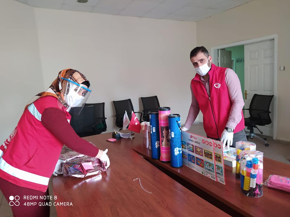 Bulanık SHM  personellerimiz kendi imkanlarıyla temin ettikleri ve Dezavantajlı ailelerimizin evlerinden çıkamayan çocuklarına çeşitli oyuncak ve kitaplar hediye etti