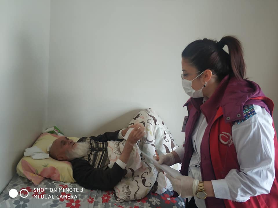 Personellerimiz evlerinden çıkamayan vatandaşlarımızın maaşlarını çekerek hanelerine götürüyor