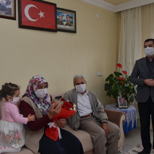 İl Müdürümüz Tarık KUŞMAN Şehit Ailesini Ziyaret Ederek Sayın Valimiz Mehmet Emin Bilmez ve Eşi Meral Bilmez Şehit Annesinin Anneler Gününü Telekonferans Görüşmesi İle Kutladı - fotoğraf 4