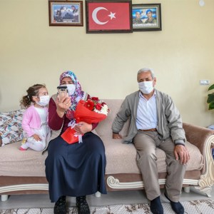 İl Müdürümüz Tarık KUŞMAN Şehit Ailesini Ziyaret Ederek Sayın Valimiz Mehmet Emin Bilmez ve Eşi Meral Bilmez Şehit Annesinin Anneler Gününü Telekonferans Görüşmesi İle Kutladı - fotoğraf 5