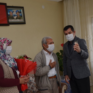İl Müdürümüz Tarık KUŞMAN Şehit Ailesini Ziyaret Ederek Sayın Valimiz Mehmet Emin Bilmez ve Eşi Meral Bilmez Şehit Annesinin Anneler Gününü Telekonferans Görüşmesi İle Kutladı - fotoğraf 7