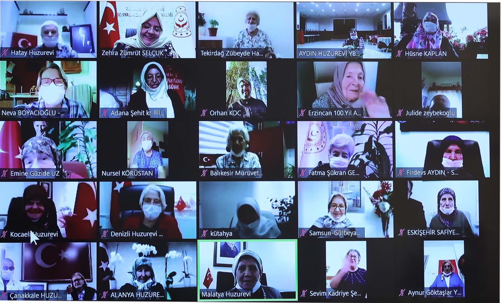 Bakan Selçuk, Şehit Annelerimizin ve Huzurevindeki Büyüklerimizin Anneler Gününü Kutladı