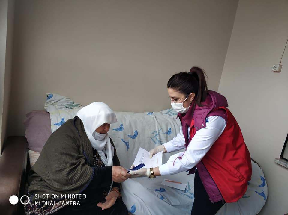 İlimizde yaşayan 100 yaş ve üzerine erişmiş olan kıymetli annelerimizi ziyaret ederek Anneler Günü'nü kutladık