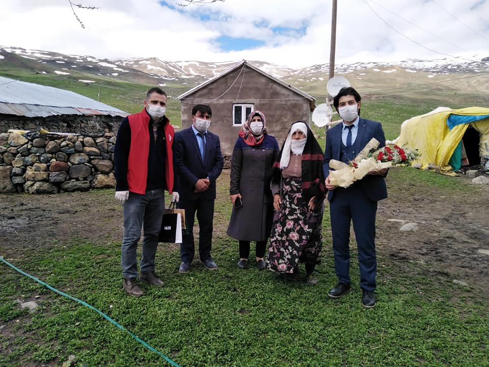 Vefa Sosyal Destek Gruplarımız ilimizin her köşesinde başta aziz şehitlerimizin kıymetli anneleri olmak üzere, başımızın tacı olan annelerimizi ziyaret ederek bu güzel günlerini kutladı.