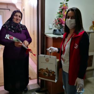 Anneler Günü nedeniyle şehitlerimizin kıymetli anneleri ziyaret edildi - fotoğraf 11