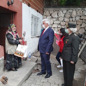 Anneler Günü nedeniyle şehitlerimizin kıymetli anneleri ziyaret edildi - fotoğraf 3