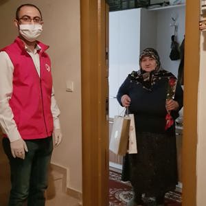 Anneler Günü nedeniyle şehitlerimizin kıymetli anneleri ziyaret edildi - fotoğraf 8