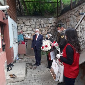 Anneler Günü nedeniyle şehitlerimizin kıymetli anneleri ziyaret edildi - fotoğraf 4