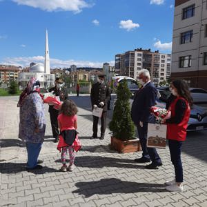 Anneler Günü nedeniyle şehitlerimizin kıymetli anneleri ziyaret edildi - fotoğraf 6