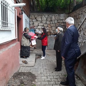 Anneler Günü nedeniyle şehitlerimizin kıymetli anneleri ziyaret edildi - fotoğraf 5