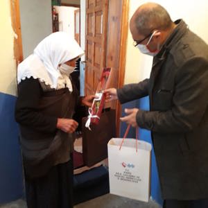 Sayın Vali Yardımcımız Mehmet Zahid DOĞU, beraberindeki heyet ve  İl Müdürlüğümüz Vefa Sosyal Destek ekipleri Anneler Günü dolayısıyla şehit annelerini ziyaret ederek anneler gününü kutladı. - fotoğraf 4
