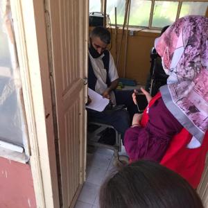 Sayın Valimiz Türker ÖKSÜZ'ün talimatları ile İl Müdürlüğümüze bağlı Vefa Sosyal Destek ekipleri Engelliler Haftası münasebetiyle Engelli vatandaşlarımızı ziyaret etmiş ihtiyaç sahiplerine tekerlekli sandalye ve gıda kolisi vermiştir. - fotoğraf 2